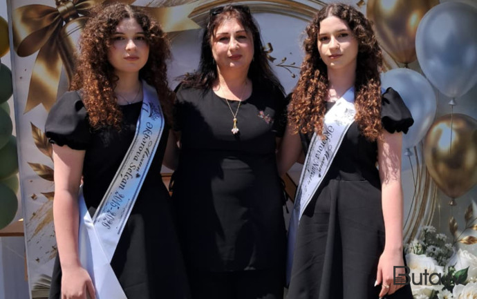  Əkiz bacılar eyni ixtisasa qəbul olundu - Foto  