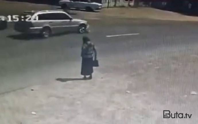  Anasının gözləri qarşısında maşın vurub öldürdü - Video  