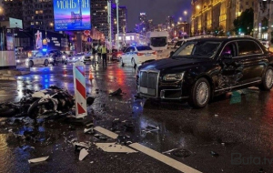 Məşhur partiya sədri lüks avtomobili ilə qəzaya düşdü