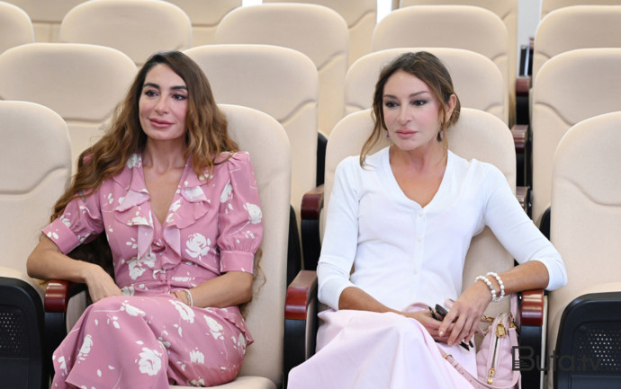  Mehriban Əliyeva qızları ilə açılışda - Fotolar - Yenilənib  