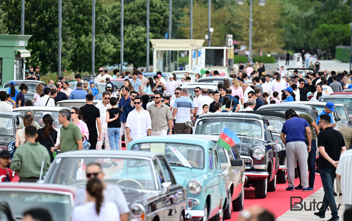  Bulvardakı klassik avtomobil sərgisində izdiham - Fotolar  