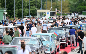 Bulvardakı klassik avtomobil sərgisində izdiham - Fotolar
