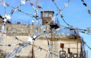 Qardaşı uşaqlarını baltalayan şəxs həbsdə özünü öldürdü