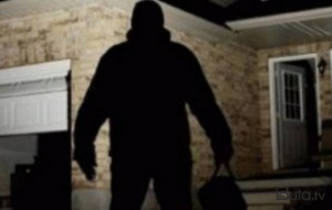 Evdən oğurluq edən qadın və kişinin anbaan görüntüləri