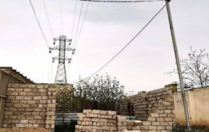 Bakıda güclü külək hasarı aşırdı, dağıntılar altında qalan kişi öldü
