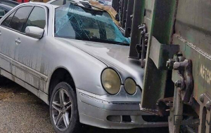 Xaçmazda qatar maşını vurdu, ölən var