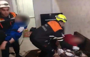 Ayağı velosipedin pedalına sıxışan uşağa köməklik göstərildi - Video