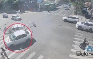 Qırmızı işıqda keçdi, maşını aşırdı - Anbaan video