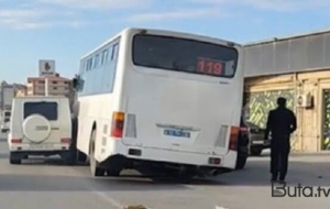 Avtobus 2 bahalı maşının arasında qaldı - VİDEO