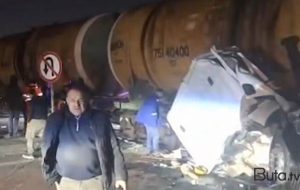 Bakıda yük maşını qatara çırpıldı - Video