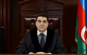Məhkəmə sədrinin oğlu arvadını bıçaqladı, özünü binadan atdı