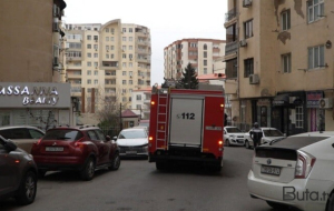 Yaşayış kompleksində yanğın: maşınlara ziyan dəydi - Foto