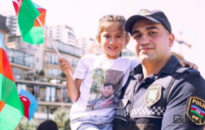 Polisinin şəhid övladlarını hərbi salamla qarşılaması...