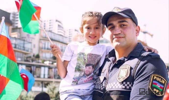  Polisinin şəhid övladlarını hərbi salamla qarşılaması...  