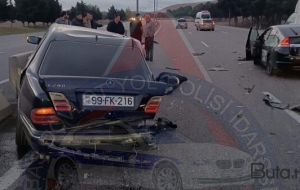“Mersedes” beton dirəyə və ağaca çırpıldı: ölənlər var