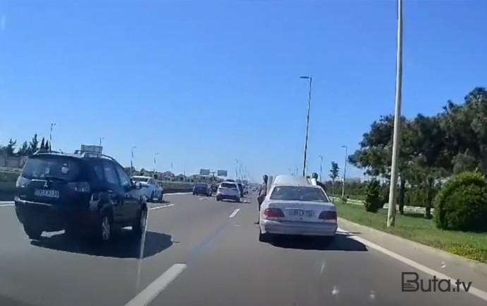  Özünün və digərlərinin həyatını təhlükəyə atdı - Video  