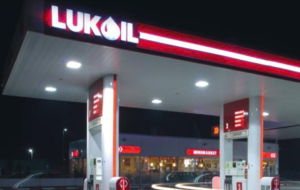 SOCAR-ın maşını "Lukoil" məntəqəsinə çırpıldı - Video