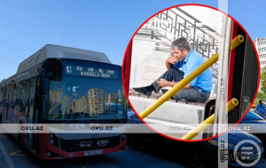 Sürücü dolu avtobusu qoyub skamyada siqaret çəkdi - Video-Yenilənib