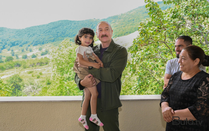  “O biri qız hanı? Onunla ayrı çəkdirərik” - Video  