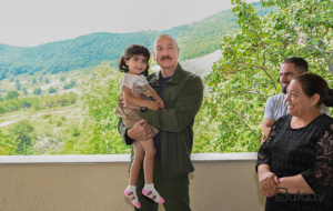 “O biri qız hanı? Onunla ayrı çəkdirərik” - Video