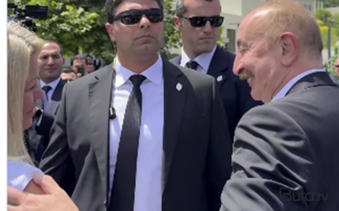  Prezident jurnalisti görüb avtomobildən düşdü - Video  