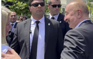 Prezident jurnalisti görüb avtomobildən düşdü - Video