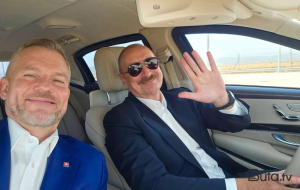 Prezidentin maşınında selfi çəkdi - Foto