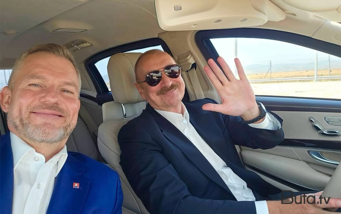  Prezidentin maşınında selfi çəkdi - Foto  