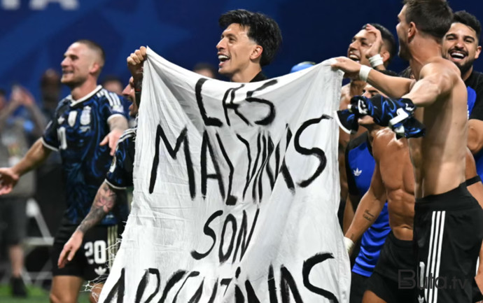  Argentina futbolçuları meydanda siyasi pankart açdı - Fotolar  