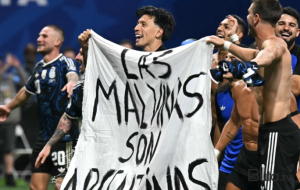 Argentina futbolçuları meydanda siyasi pankart açdı - Fotolar