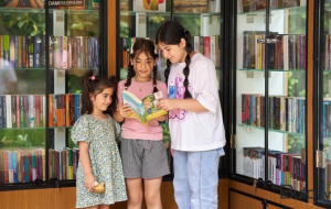Şuşanın mərkəzində günəş enerjisi ilə işləyən "Kitab dayanacağı"...