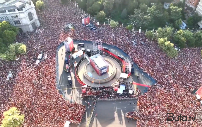  İynə atsan, yerə düşməz - Çempionlar belə qarşılandı - Video  