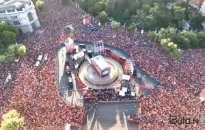 İynə atsan, yerə düşməz - Çempionlar belə qarşılandı - Video