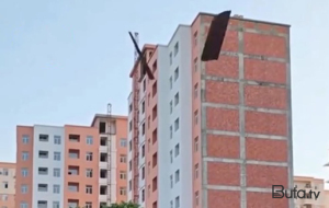 Bakıdakı küləkli havada təhlükəli anlar - Video