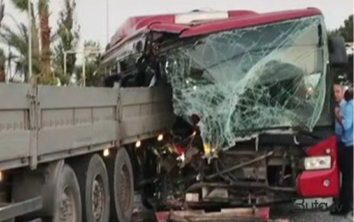  Bakıda marşrut avtobusu yük avtomobilinə çırpıldı - Video  