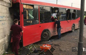 Bakıda yük maşını sərnişin avtobusu ilə toqquşdu - Video