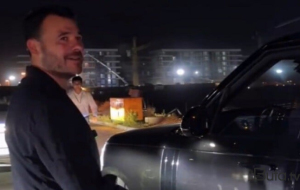 Emin sürücüyə kömək etdi, sonra irad bildirdi - Video