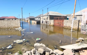 Digah qəsəbəsində gölün bəndi yarıldı, evləri su basdı - Video