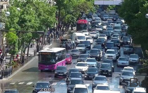 Yol polisi skuterçini faciədən xilas etdi - Video