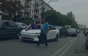 Qadın küçədə maşının üzərinə uzandı, hərəkət iflic oldu - Video