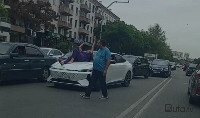  Qadın küçədə maşının üzərinə uzandı, hərəkət iflic oldu - Video  