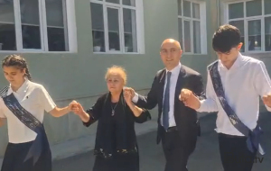 Nazir məzunlarla “Yallı” oynadı - Video