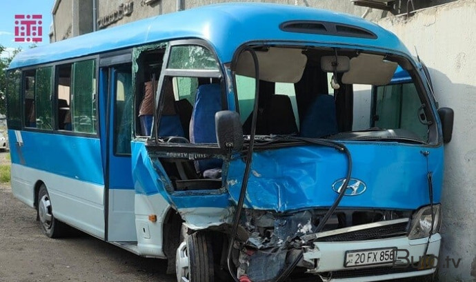  Sərnişin avtobusu “Renc Rover”lə toqquşdu: yaralılar var  
