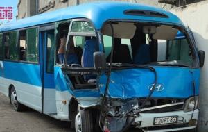Sərnişin avtobusu “Renc Rover”lə toqquşdu: yaralılar var