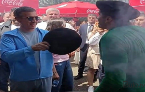 Məşhur bloger Anar Ələkbərova görün nə hədiyyə etdi - Video