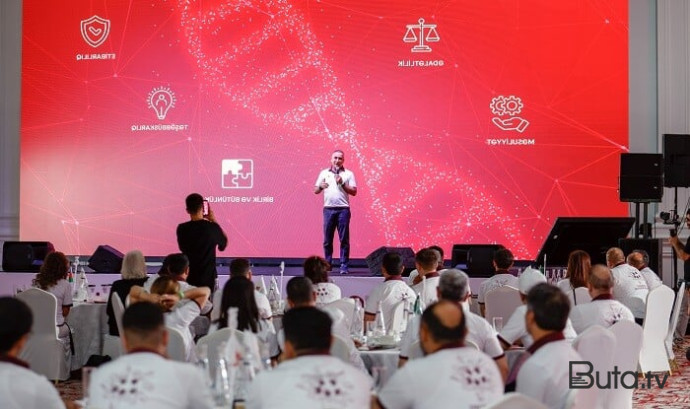  Veysəloğlu “Süni Zəka Dövründə Liderlik” mövzusunda forum keçirdi  