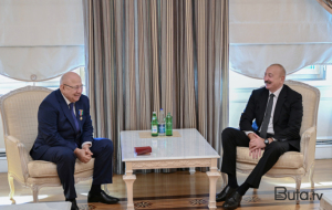 Prezidentin iş kabinetində təkcə bu heykəl var - Foto