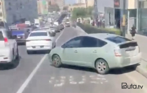 Maşını avtobus zolağında saxlayıb getdi - Cəzalandırıldı-Video