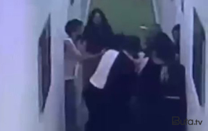 Məmur hoteldə səs-küy salan qonşusu ilə dava etdi - Video