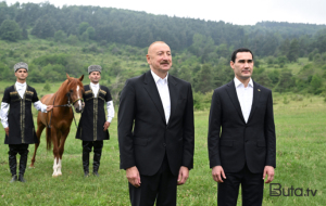 Cıdır düzündə ona Qarabağ atı hədiyyə olundu - Fotolar